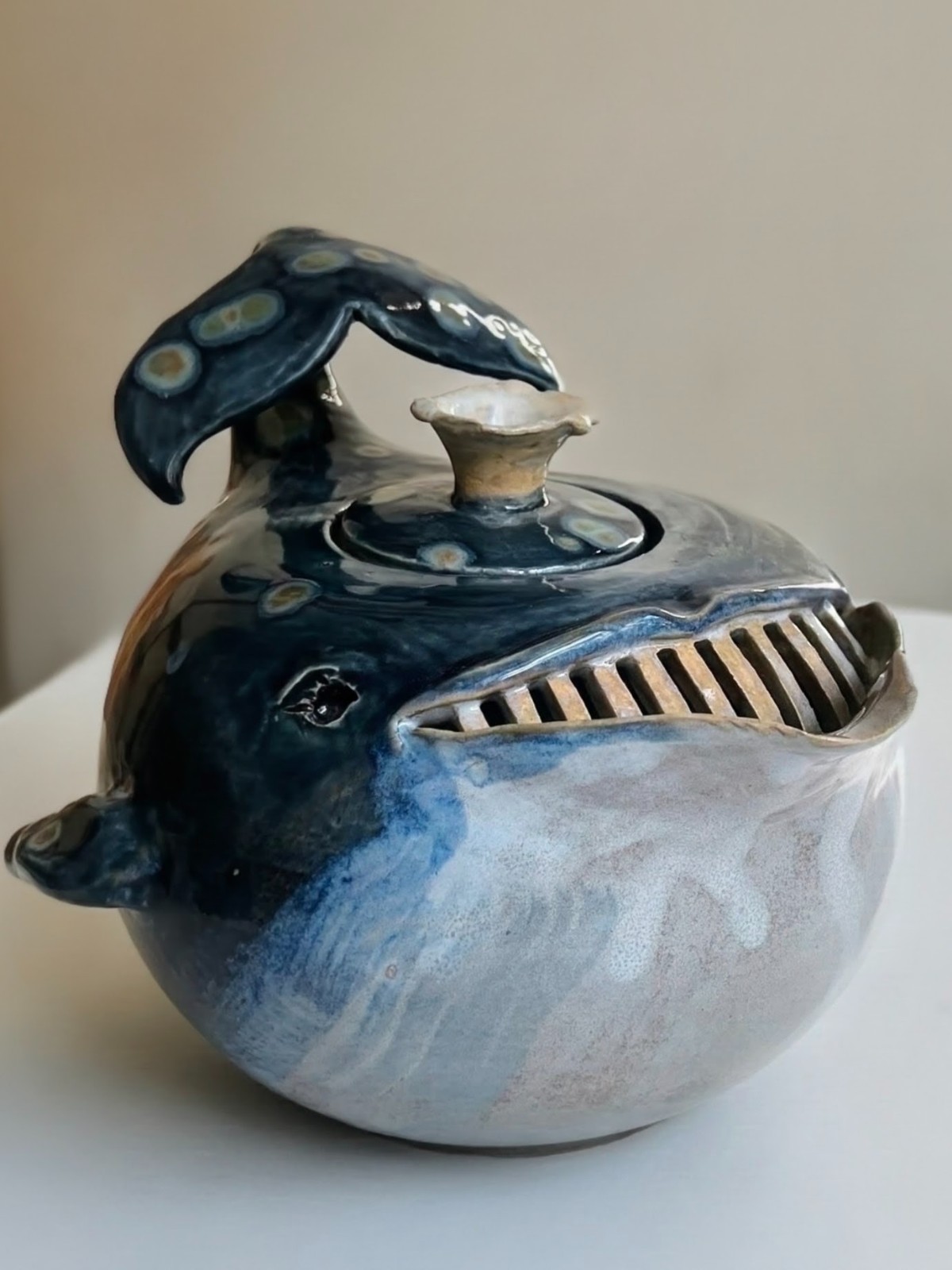 Théière « Baleine », grès tourné et modelé, mélanges d'émaux, fanons ajourés